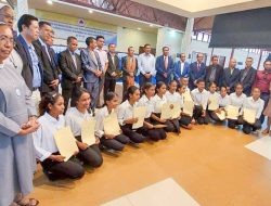 Estudante Ne’ebé Hetan Bolsu Hakbiit Husi FDCH Labele Kaben Sedu