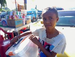 Negosiante Helena faan Dosi hodi balansia ekonomia familia no Edukasaun