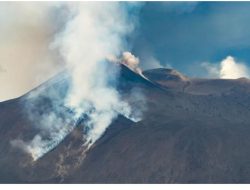 Erupsaun boot iha foho Etna Itália halo turista sira halai Ses hosi vulkaun