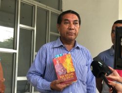 Grupu afetadu husi publikasaun livru husu atu suspende distribuisaun no produsaun tan ba livru refere.