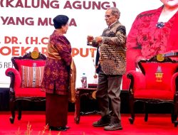 Megawati Hamonu Matan Been Bainhira Simu Grande Colar Ordem Timor-Leste Husi PR T-L